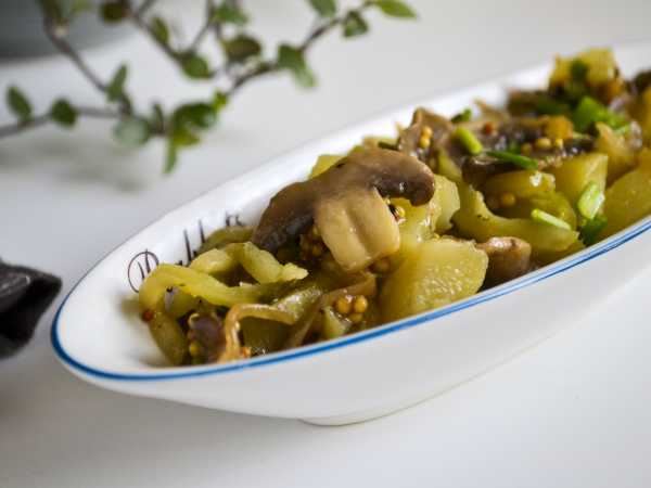 Салат с картошкой, грибами и маринованными огурцами