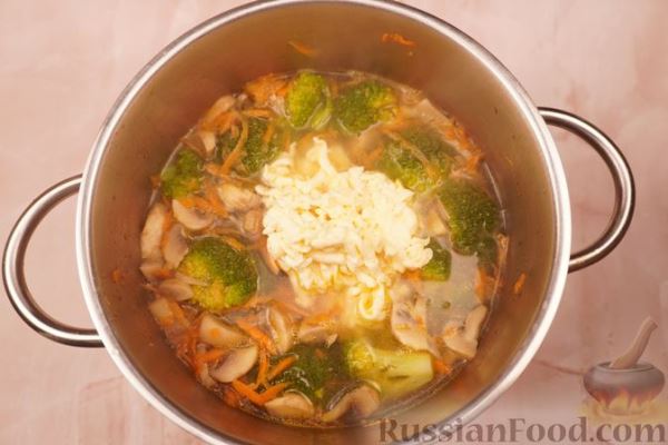 Сырный суп с шампиньонами и брокколи