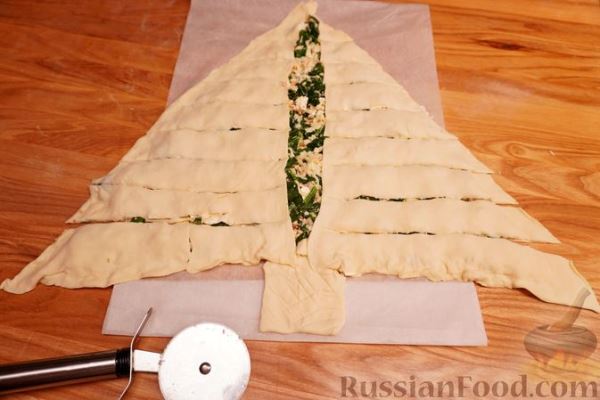 Слоеный пирог "Ёлочка" с двумя видами сыра и шпинатом