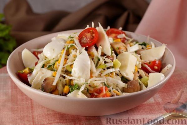 Овощной салат с грибами, кукурузой, оливками и моцареллой