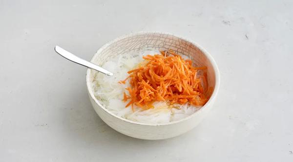 Фунчоза с морковкой и огурцами