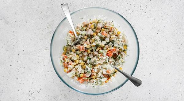 Салат с копченой курицей, кукурузой и огурцом