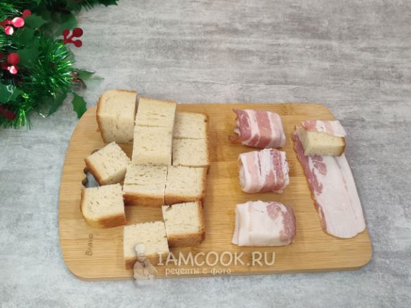 Гренки, запеченные в беконе (с томатами, огурцом, ананасом)