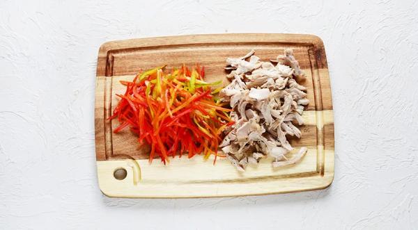 Салат из курицы с ореховым соусом