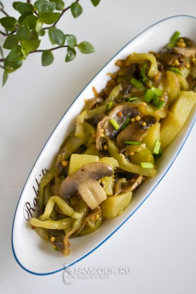 Салат с картошкой, грибами и маринованными огурцами