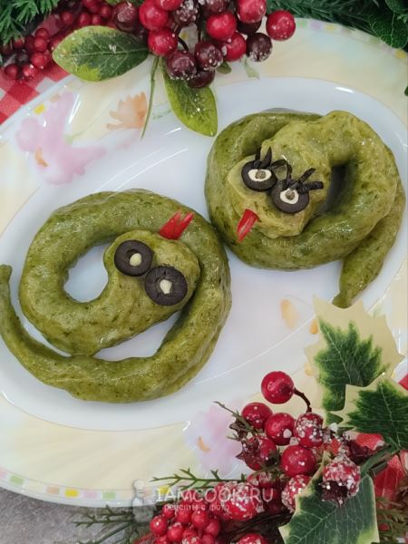 Змейки с фаршем на горячее