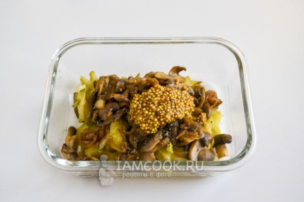 Салат с картошкой, грибами и маринованными огурцами