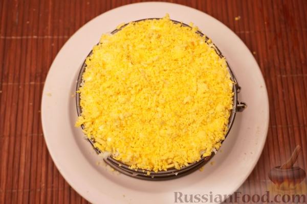 Слоёный салат со шпротами, сыром и зелёным горошком