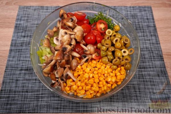 Овощной салат с грибами, кукурузой, оливками и моцареллой