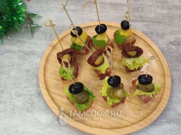 Гренки, запеченные в беконе (с томатами, огурцом, ананасом)