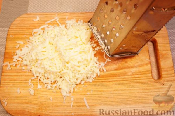 Слоеный пирог "Ёлочка" с двумя видами сыра и шпинатом