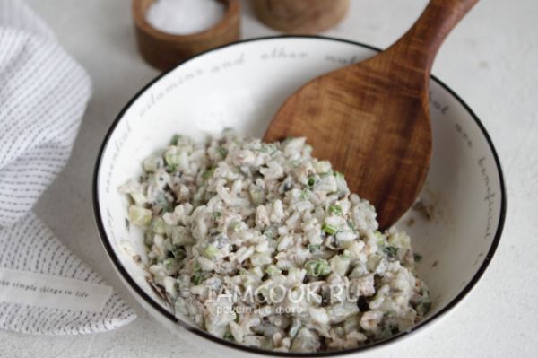 Салат со шпротами и рисом