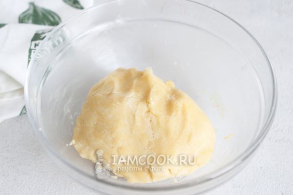 Открытый яблочный пирог из песочного теста