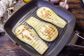 Рулетики из баклажана с морковью и сыром