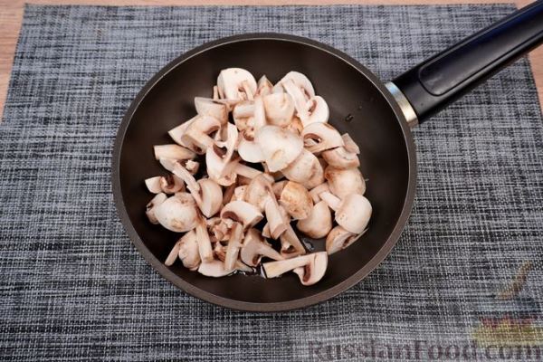 Овощной салат с грибами, кукурузой, оливками и моцареллой