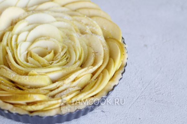 Открытый яблочный пирог из песочного теста