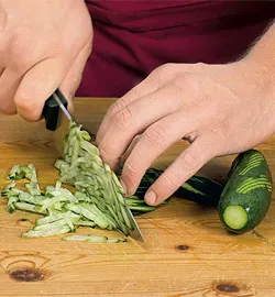 Салат из языка с огурцом и яблоком