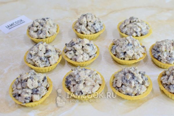 Тарталетки с курицей и гранатом