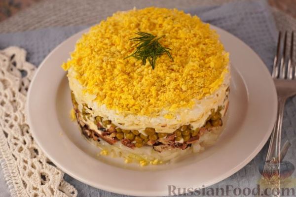 Слоёный салат со шпротами, сыром и зелёным горошком