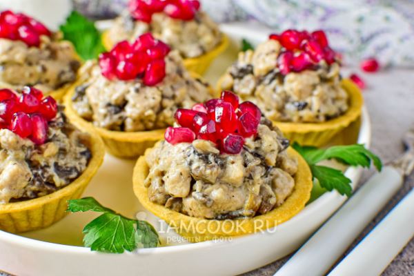 Тарталетки с курицей и гранатом