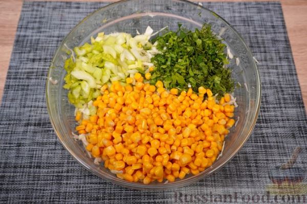 Овощной салат с грибами, кукурузой, оливками и моцареллой