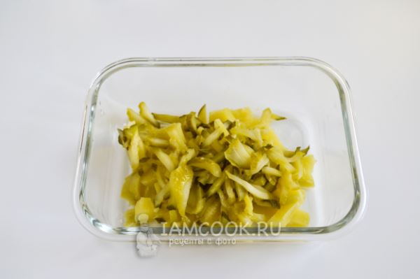 Салат с картошкой, грибами и маринованными огурцами