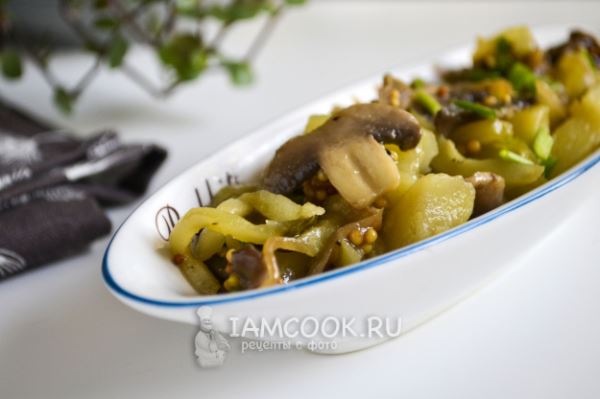 Салат с картошкой, грибами и маринованными огурцами
