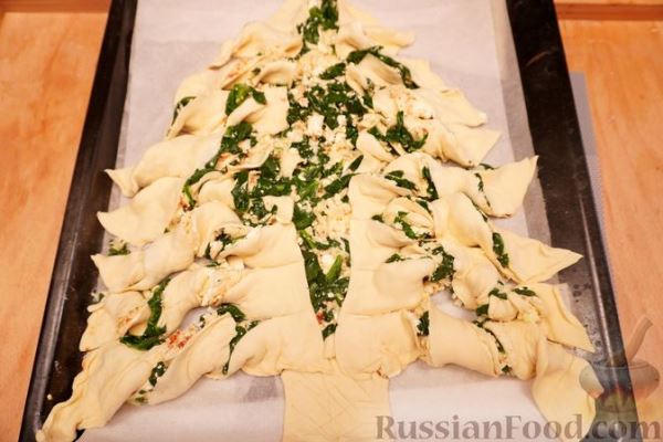 Слоеный пирог "Ёлочка" с двумя видами сыра и шпинатом