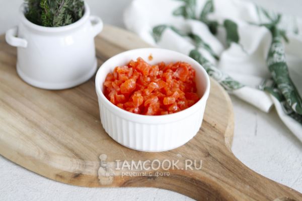 Слоеный салат с авокадо и красной рыбой