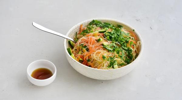 Фунчоза с морковкой и огурцами