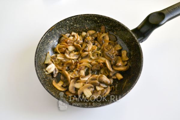 Салат с картошкой, грибами и маринованными огурцами