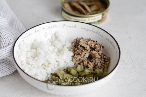 Салат со шпротами и рисом