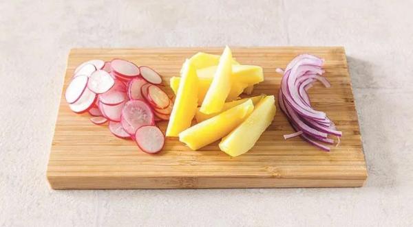 Салат с копченым лососем и яйцом