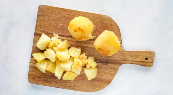 Салат с тунцом консервированным и запеченным картофелем