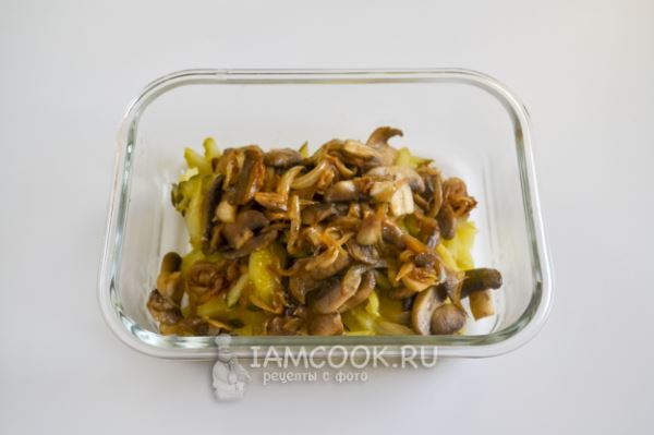 Салат с картошкой, грибами и маринованными огурцами