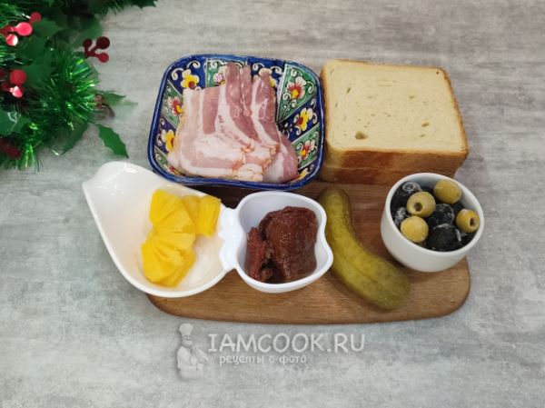 Гренки, запеченные в беконе (с томатами, огурцом, ананасом)