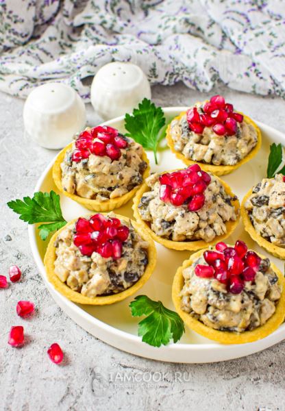 Тарталетки с курицей и гранатом