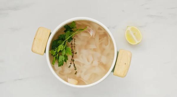 Салат из кальмаров с красным луком