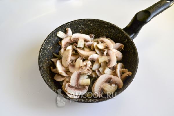 Салат с картошкой, грибами и маринованными огурцами