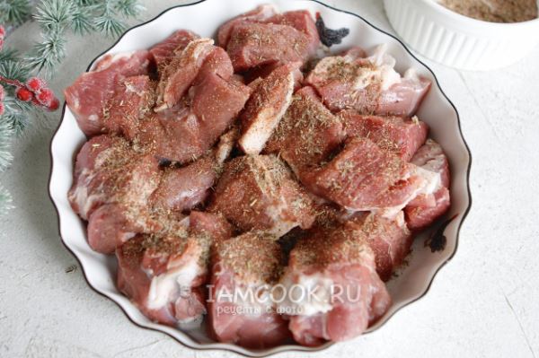 Баранина кусочками в духовке