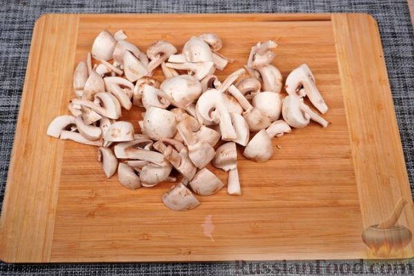 Овощной салат с грибами, кукурузой, оливками и моцареллой