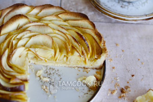 Открытый яблочный пирог из песочного теста