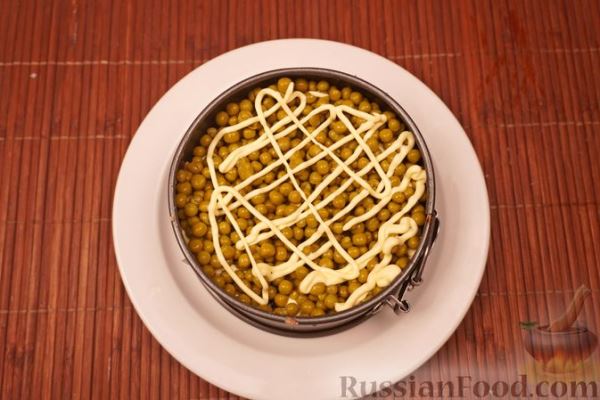 Слоёный салат со шпротами, сыром и зелёным горошком