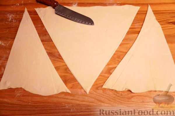 Слоеный пирог "Ёлочка" с двумя видами сыра и шпинатом