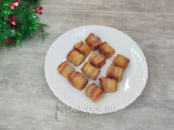 Гренки, запеченные в беконе (с томатами, огурцом, ананасом)