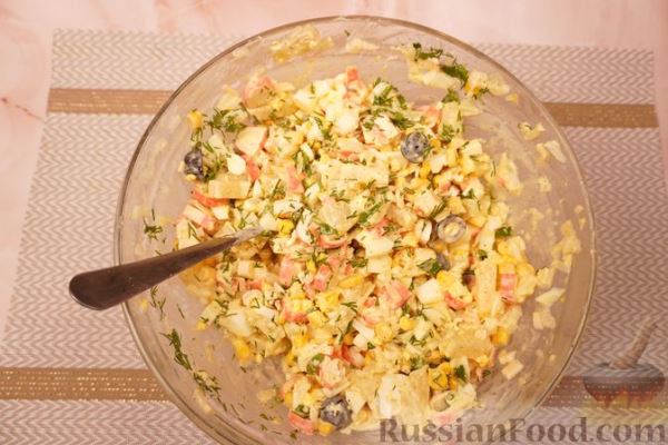Салат с крабовыми палочками, ананасами и маслинами