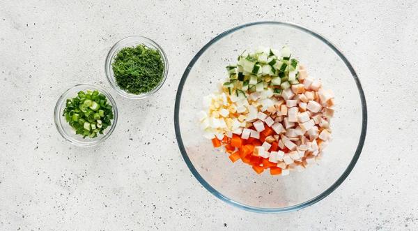 Салат с копченой курицей, кукурузой и огурцом