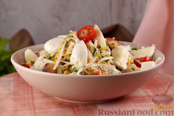 Овощной салат с грибами, кукурузой, оливками и моцареллой