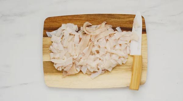 Салат из кальмаров с красным луком