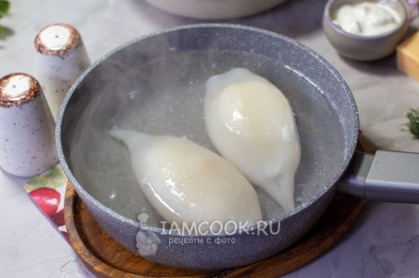 Кальмар, фаршированный крабовыми палочками